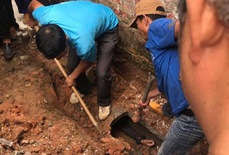 Bắc Giang: Đào cống nước thải cứu thanh niên ngáo đá