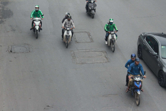 Hà Nội: Nhiều "ổ trâu, ổ gà" trên đường Nguyễn Trãi