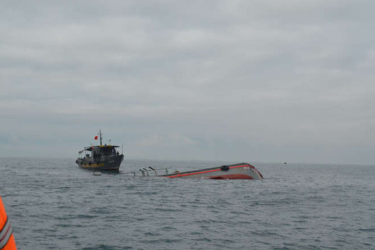Quảng Ngãi: Tìm thấy thi thể 2 vợ chồng ngư dân tử vong trên biển, do sóng lớn đánh lật ghe