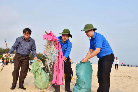Thừa Thiên Huế: Phát động thử thách dọn rác để làm sạch môi trường
