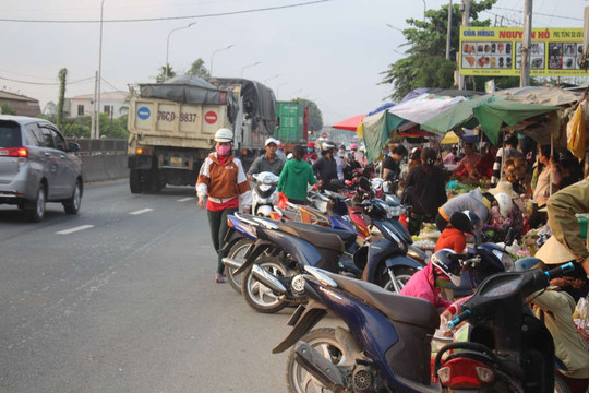Quảng Ngãi: Chợ tự phát lấn chiếm Quốc lộ 1A, gây mất an toàn giao thông