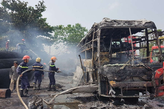 Quảng Nam: Xe giường nằm bất ngờ bốc cháy dữ dội khi đang ở trong bến