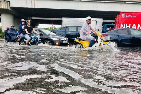 TP.HCM: Mưa đầu mùa gây ngập nhiều tuyến đường ở nội thành