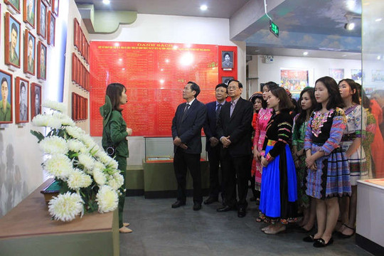 Hội Nhà báo Việt Nam dâng hương tưởng niệm 60 liệt sỹ Thanh niên xung phong Đại đội 915
