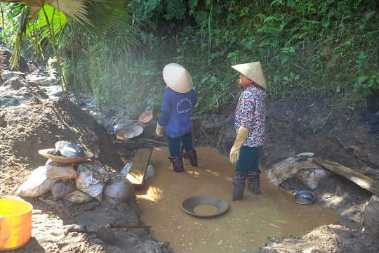 Nghệ An: Đất đá vùi lấp khi đi “mót” quặng, 1 người tử vong