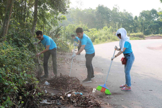 Huế: Đông đảo phóng viên hăng hái dọn rác thải hưởng ứng phong trào “Ngày Chủ nhật xanh”