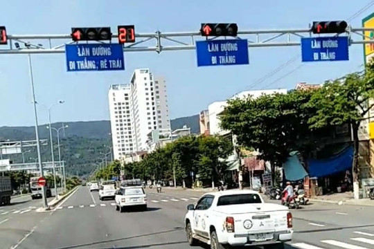 Đà Nẵng: Truy tìm đoàn xe nối đuôi nhau vượt đèn đỏ trên phố