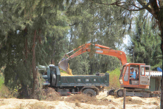 Bình Định: Khai thác cát trái phép tại các mỏ khai thác khoáng sản titan xã Mỹ Thành