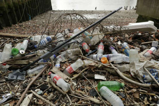 Chai nhựa – mối đe dọa lớn nhất cho đường thủy