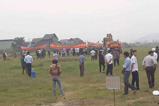 Nghệ An: Nhiều xã viên kéo đến phản đối lễ động thổ nhà máy gạch