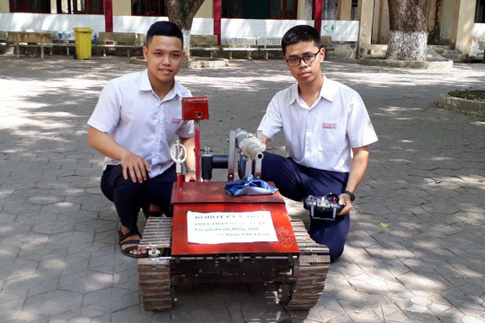 Quảng Ngãi: Hai nam học sinh lớp 12 chế tạo thành công Robot cứu hỏa