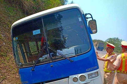 Điện Biên: Xe khách mất phanh, đâm vào ta-luy dương trên đèo Pha Đin