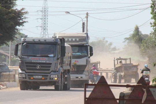 Bình Định: Khổ sở vì xe chở đất gây bụi
