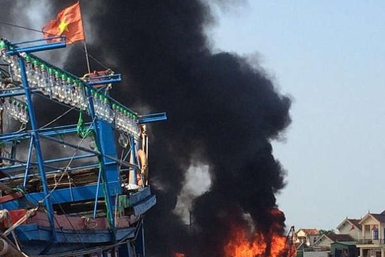 Nghệ An: Cháy tàu cá khi đang neo đậu tại cảng