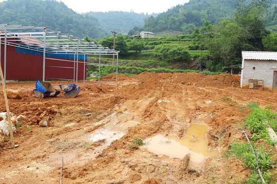 Văn Quan (Lạng Sơn): Vô tư san lấp đất ruộng ngay gần trụ sở UBND xã