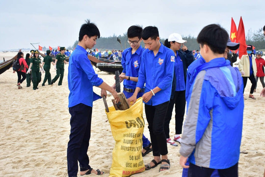 Quảng Trị: Hơn 1.000 người ra quân vệ sinh môi trường biển