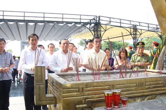 Quảng Trị: Tổ chức lễ viếng các anh hùng liệt sỹ nhân kỷ niệm 44 năm Ngày giải phóng miền Nam, thống nhất đất nước