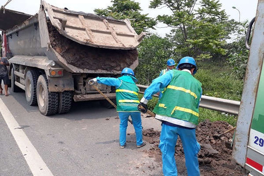 Hà Nội: Bắt quả tang xe tải rơi vãi bùn đất trên Đại lộ Thăng Long