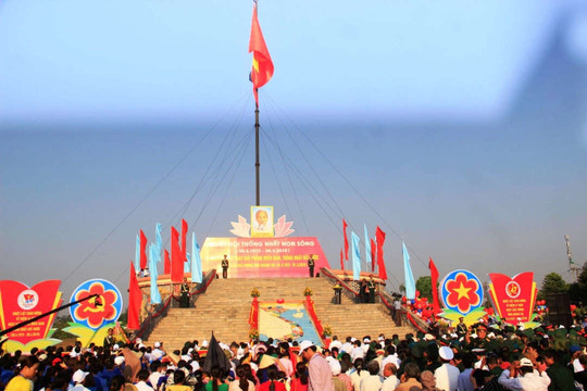 Lễ thượng cờ “Thống nhất non sông” tại đôi bờ Hiền Lương - Bến Hải