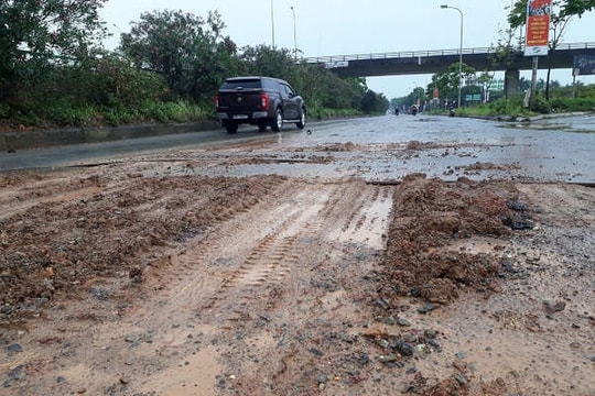 Hà Nội: Đại lộ Thăng Long nhầy nhụa đất đá, phế thải