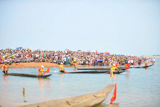 Gia Lai: Hội đua thuyền độc mộc trên sông Pô Cô hấp dẫn du khách