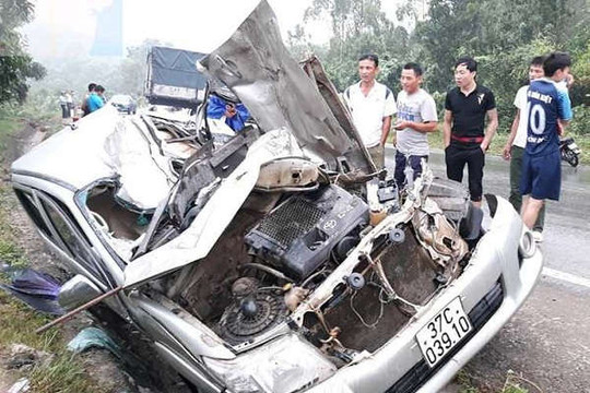 Nghệ An: Tông nhau với xe tải, lái xe bán tải tử vong