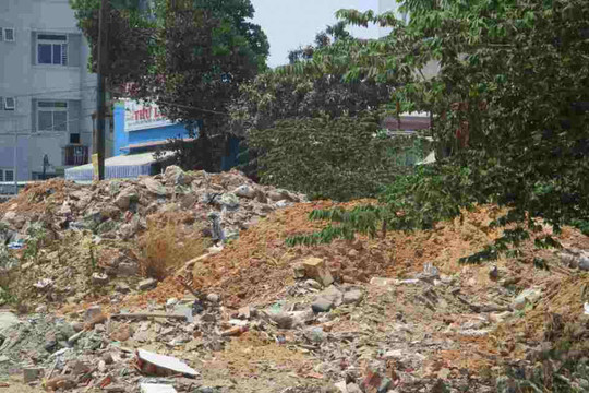 Bình Định: Khu đất vàng biến thành bãi tập kết rác, xà bần, hố nước tự phát bốc mùi hôi thối