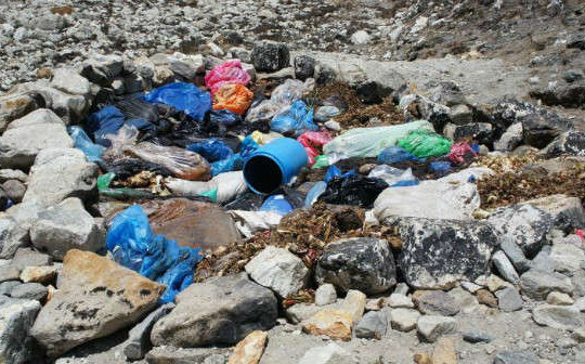 Núi Everest chứa hàng tấn rác và cả thi thể người