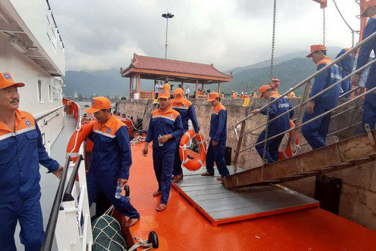 Lai dắt thành công tàu cá cùng 52 thuyền viên bị nạn trên biển Hoàng Sa về đất liền
