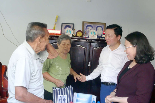Bộ trưởng Trần Hồng Hà và Đoàn ĐBQH tỉnh Bà Rịa - Vũng Tàu thăm, tặng quà cựu tù Côn Đảo
