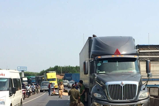 Quảng Trị: Xe máy va chạm xe bán tải, một người tử vong