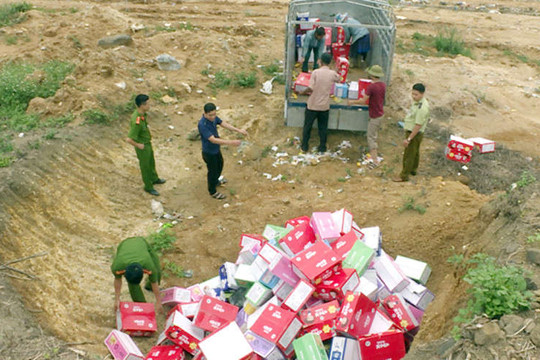Lào Cai: Tiêu hủy số lượng lớn hàng không rõ nguồn gốc