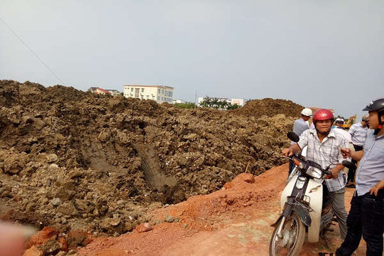 Vụ đổ hàng nghìn khối đất phong hóa lên ruộng dân ở Quảng Bình: Yêu cầu đơn vị thi công thực hiện đúng hồ sơ thiết kế