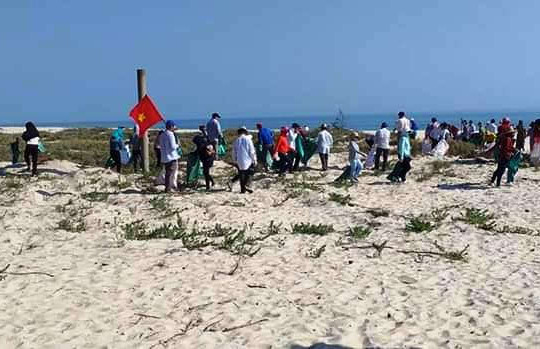 Thừa Thiên-Huế: Gần 300 người tham gia Ngày chủ nhật xanh tại bãi biển Điền Lộc, huyện Phong Điền
