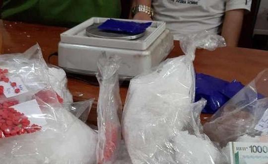 Nghệ An: Bắt 3 đối tượng vận chuyển 2,7kg ma túy đá
