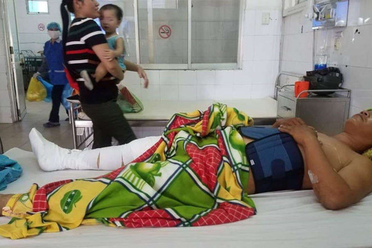 Quảng Nam: Truy đuổi cát “tặc”, cán bộ xã bị tông gãy chân