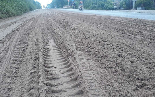 Hà Nội: Đại lộ Thăng Long lại ngập trong bùn đất, phế thải