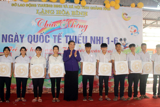 Phó Chủ tịch Quốc hội Tòng Thị Phóng thăm, tặng quà trẻ em Làng Hòa Bình tại Quảng Nam
