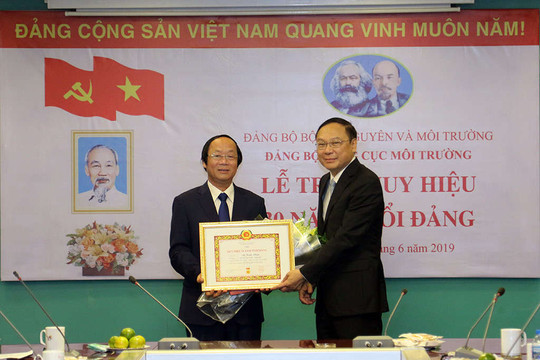 Thứ trưởng Bộ TN&MT Võ Tuấn Nhân vinh dự nhận Huy hiệu 30 năm tuổi Đảng