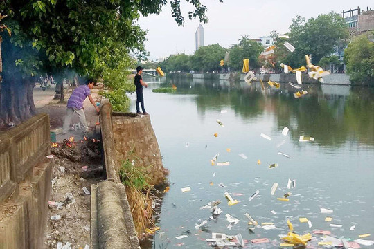 Huế: Truy tìm đối tượng rải vàng mã xuống sông Đông Ba gây ô nhiễm