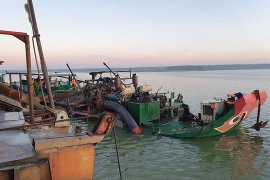 Bắt 2 tàu hút trộm cát trong Hồ Dầu Tiếng