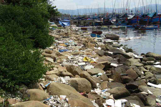Bình Định: Rác thải nhựa ngập trắng cửa biển Tam Quan