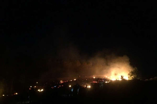Hà Tĩnh: Huy động lực lượng dập đám cháy rừng thông trong đêm