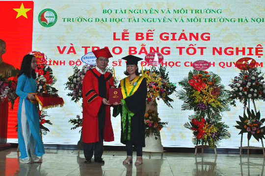 Đại học TN&MT Hà Nội trao bằng tốt nghiệp trình độ thạc sĩ, đại học cho gần 1.700 học viên, sinh viên