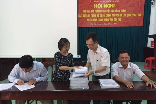 Cần Thơ: Bàn giao sản phẩm đo đạc lập bản đồ địa chính cho huyện Vĩnh Thạnh