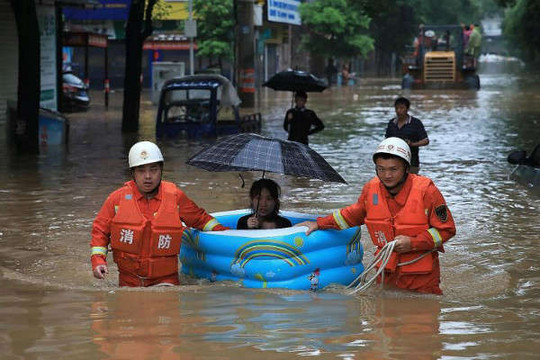 Mưa lớn, lũ lụt ở Trung Quốc buộc gần 80.000 người phải sơ tán