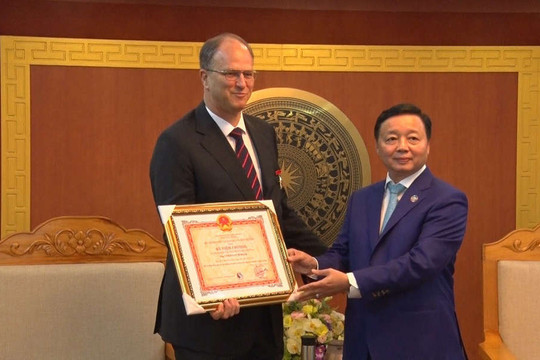 Bộ trưởng Trần Hồng Hà trao Kỷ niệm chương “Vì sự nghiệp Tài nguyên và Môi trường” cho Đại sứ Đức