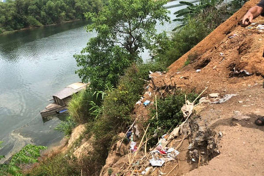 Quảng Bình: Bờ sông Gianh sạt lở sát nhà, người dân thấp thỏm lo âu