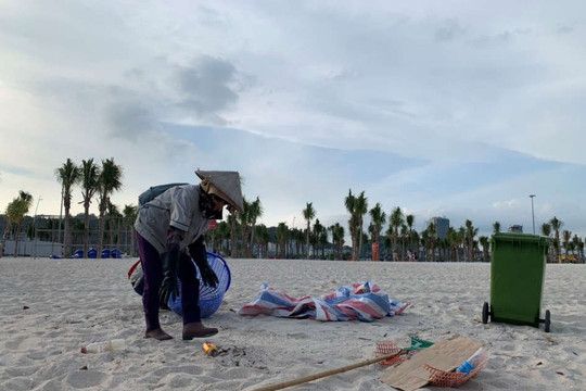 Du khách “kỷ niệm” biển Bãi Cháy 6 tấn rác một ngày