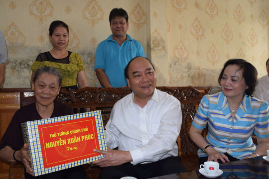 Thủ tướng Chính phủ Nguyễn Xuân Phúc thăm và tặng quà các gia đình chính sách tại tỉnh Yên Bái